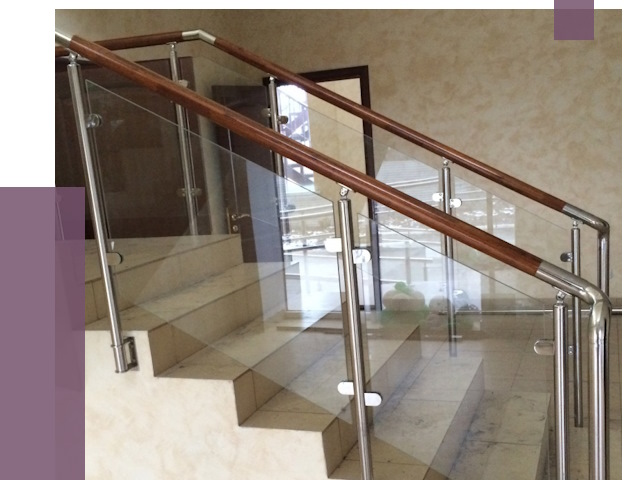 Комбинированные перила из металла и дерева в Дмитрах